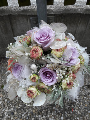 violetter Brautstrauß von Blumen Ernst