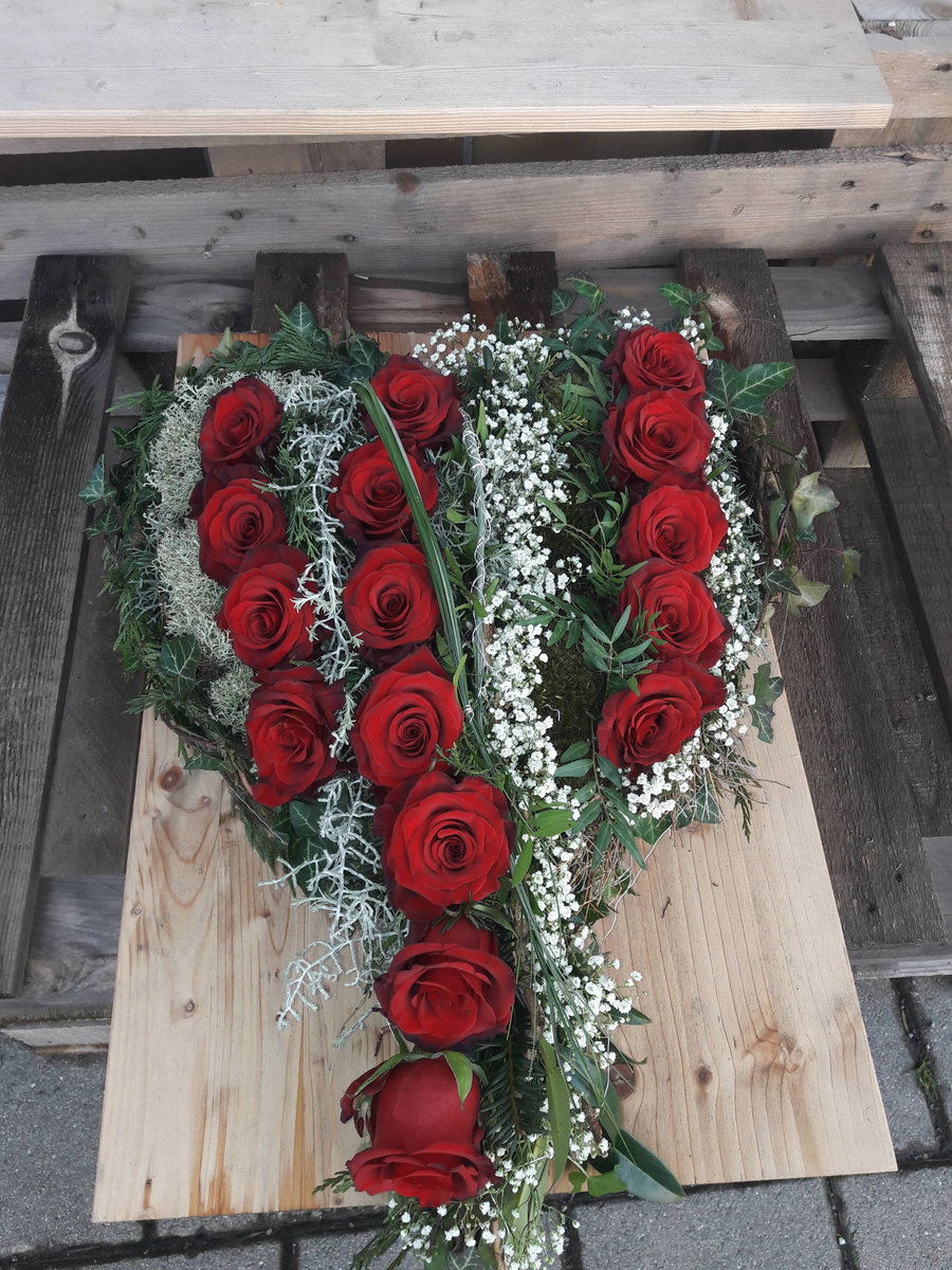 Gesteck aus roten Rosen