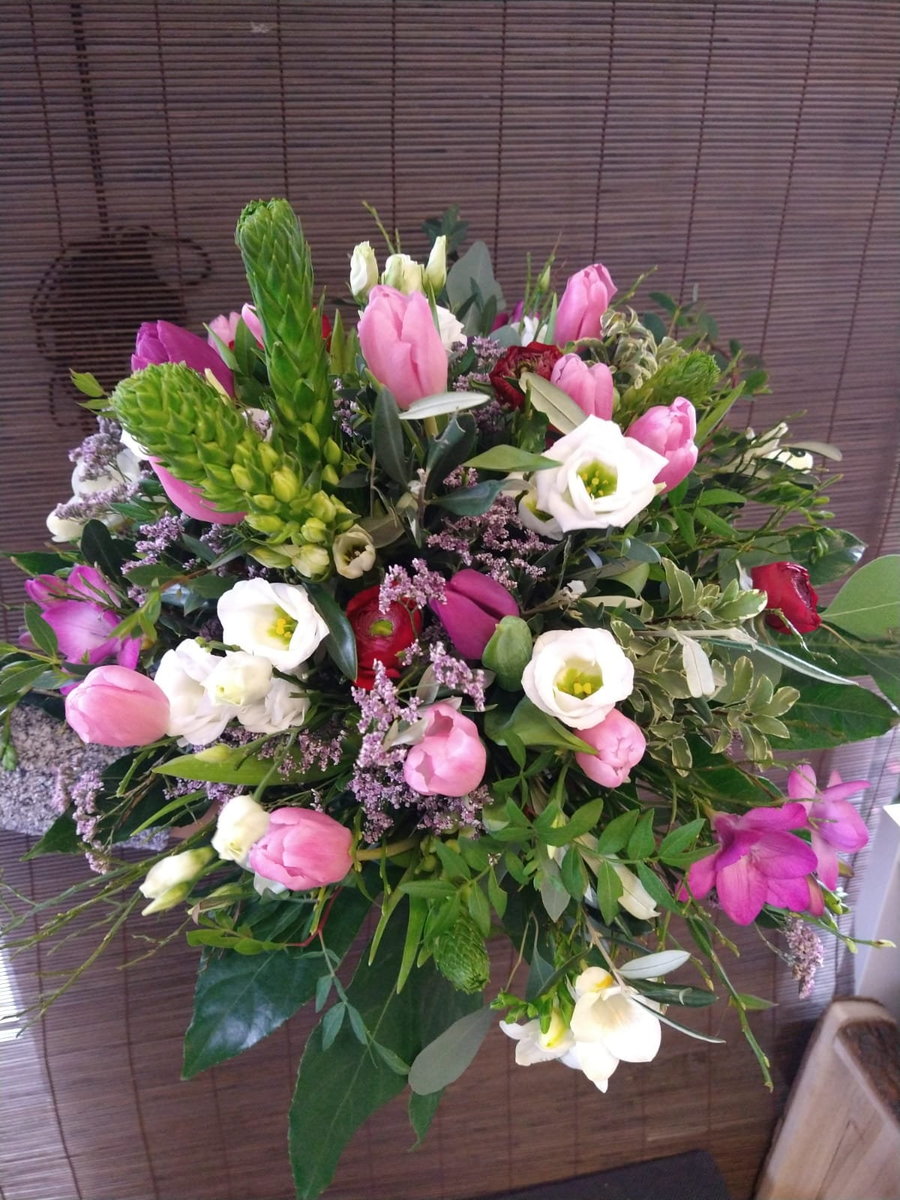 Blumenstrauß mit rosa und weißen Blumen